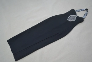 Détail des strass sur l'ouverture poitrine de la robe bandage noire à licou