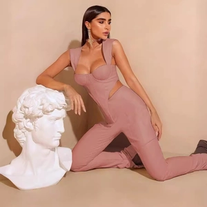 Set due pezzi rosa polvere con top senza maniche e pantaloni a zampa per donna alla moda