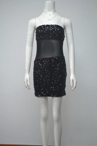 Dettaglio mini abito nero con paillettes e inserto in mesh trasparente sulla vita