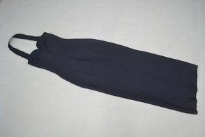 Détails de la robe bandage noire à licou avec encolure en cœur et ornements en strass