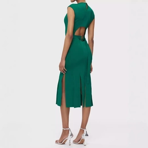 Détail d'une robe bandage dos nu vert foncé avec ceinture et boucle en métal