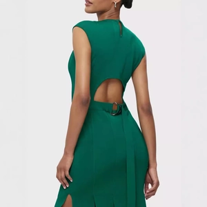 Vue détaillée de la robe bandage vert foncé dos nu avec découpe et boucles métalliques