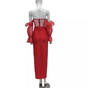 Robe de soirée rouge élégante avec manches en tulle pailleté et dos corset à baleines