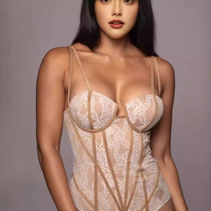 Détails du corset en dentelle champagne avec broderie blanche et armature de soutien