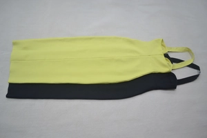 Détails des robes bandage ajustées proposées en jaune éclatant et noir classique