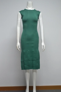 Détail de la robe moulante verte sans manches avec plis verticaux et maille texturée