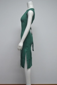 Détail d'une robe midi sans manches vert foncé avec fentes latérales sur un mannequin