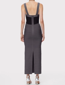 Détail d'une robe maxi bandage grise avec panneau noir à la taille et fermeture éclair au dos