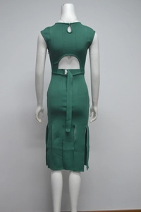 Détails de la robe midi sans manches vert foncé avec dos nu et ceinture à boucle D