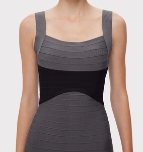Détail d'une robe bandage taille haute avec texture tricotée contrastée grise et noire