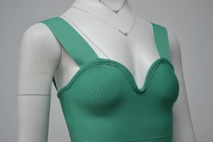 Detail des grünen Bandage-Partykleids mit herzförmigem Ausschnitt und Rippenstruktur