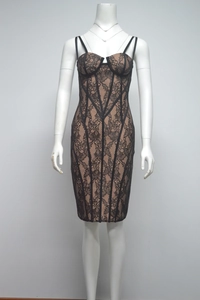 Détail de la dentelle florale noire et des baleines verticales sur la robe moulante