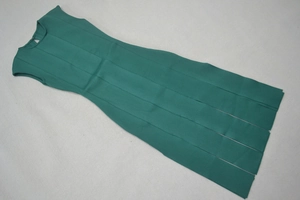 Détail d'une robe bandage vert forêt sans manches avec texture à rayures verticales