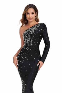 Détail de l'élégante robe de soirée noire asymétrique ornée de perles blanches délicates