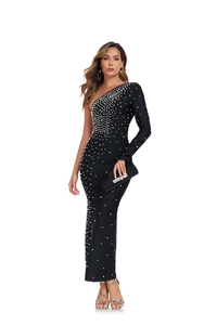 Détail d'une robe noire chic à une épaule avec des décorations de perles blanches