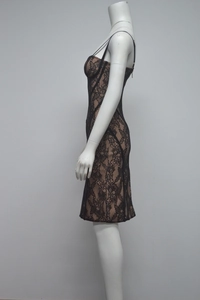 Gros plan sur le tissu en dentelle noire et le motif floral complexe de la robe moulante