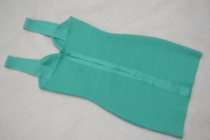 Detailansicht des mintgrünen Bandage-Kleids mit einem langen unsichtbaren Reißverschluss