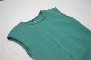 Détail de la robe sans manches en maille côtelée verte avec zip et découpe goutte