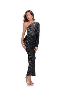 Détail d'une robe noire à une épaule avec des perles blanches en dégradé élégant