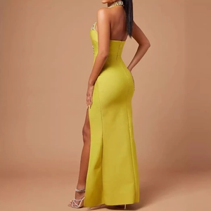 Robe bandage jaune longue avec licou, cristaux et fente latérale montante