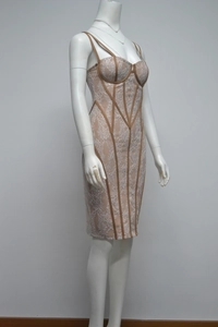 Détail du tissu en dentelle florale blanche sur une robe corset moulante avec passepoil foncé