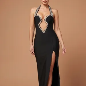 Robe bandage noire dos nu avec détails en strass étincelants et une fente latérale haute