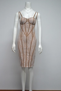Détail de la robe bustier en dentelle blanche avec doublure beige et baleines brunes