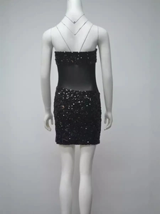 Elegante mini abito nero con paillettes, design a fascia e pannello in rete trasparente