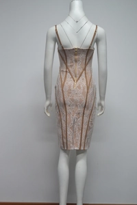 Détail de la fermeture éclair dorée et du motif en dentelle sur cette robe midi élégante