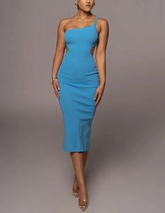 Vue détaillée de l'épaule asymétrique et des découpes latérales sur cette robe bandage bleue