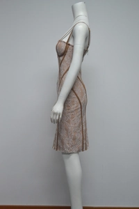 Détail de la robe bandage en dentelle blanche avec rubans marrons vue de profil sur mannequin
