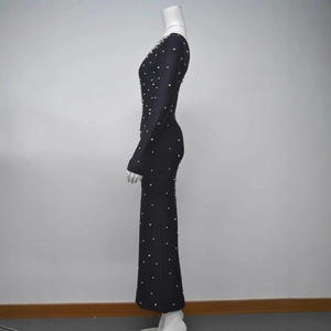 Détail de la robe de soirée bandage noire élégante avec broderie de perles complète