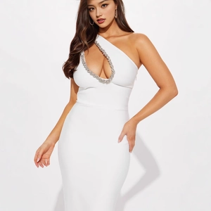 Détail de la robe blanche à une épaule avec découpe goutte et bordure en strass argent