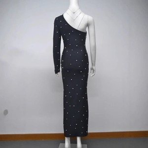 Vue arrière détaillée d'une robe de soirée noire à une épaule avec des perles blanches et côtes