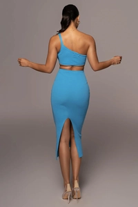 Vue arrière d'un ensemble robe bandage bleue à une épaule avec fente à l'arrière