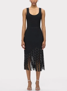 Détail de la robe bandage noire avec franges à clous argentés sur le bord inférieur