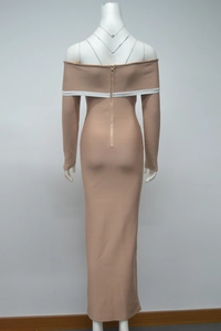Détail de robe camel à épaules dénudées avec rayures contrastées et fermeture éclair en métal