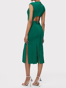 Robe midi verte sans manches avec ceinture à boucle métallique et dos nu élégant