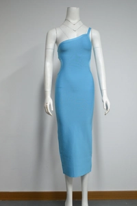 Détail d'une robe bandage bleu clair à une épaule avec découpe sur le côté de la taille