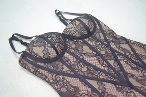 Détail du bustier en dentelle florale noire avec bretelles réglables et bonnets structurés