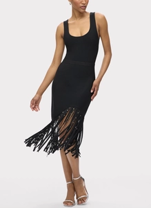 Détail de la robe bandage noire avec ourlet à franges denses et accents de clous en métal