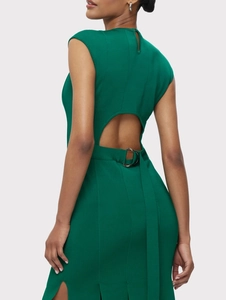 Robe verte sans manches élégante avec découpe au dos et boucle métallique chic