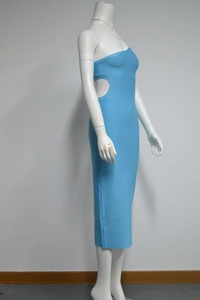 Vue détaillée robe bandage midi bleu clair à une épaule avec découpe à la taille