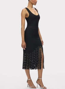 Vue détaillée de la robe bandage noire avec franges élégantes et rivets métalliques