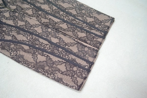 Vue détaillée de dentelle florale noire sur doublure chair avec fermeture éclair métal