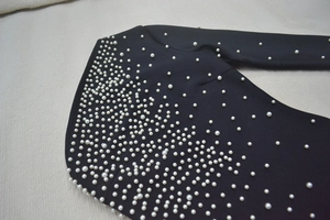 Détails de perles élégantes sur une robe de soirée bandage noire à une épaule