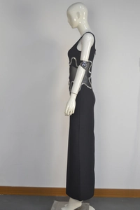 Dettaglio abito bandage nero con ritaglio in mesh e finiture in strass argentati a onde