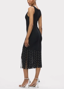 Détail de la robe bandage noire avec franges à perles argentées et design sans manches chic