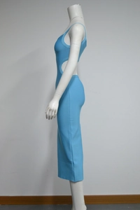 Détail d'une robe bandage midi bleu ciel avec découpe latérale et coupe ajustée élégante