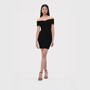 Vue de face de la robe bandage noire à épaules dénudées avec un tissu texturé cintré